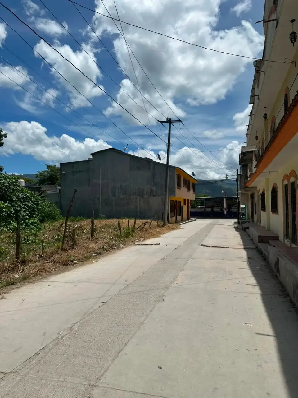 Vista de la calle de acceso al terreno en Linda Vista